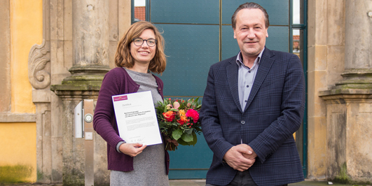 Dr. Inken Bartels nimmt den Open-Access-Preis 2022 entgegen, überreicht von Prof. Dr. Kai-Uwe Kühnberger, Vizepräsident der Universität Osnabrück Dr. Inken Bartels nimmt den Open-Access-Preis 2022 entgegen, überreicht von Prof. Dr. Kai-Uwe Kühnberger, Vizepräsident der Universität Osnabrück