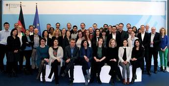 Konstituierung des Deutschen Zentrums für Integrations- und Migrationsforschung (DeZIM) am 12.4.2018 in Berlin; beteiligte Forscherinnen und Ministeriumsvertreter aus BMFSFJ und BAFzA. Foto: BAFzA/Nora Schweiger.