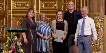 Martina Wild (2. Bürgermeisterin), Prof. Dr. Sabine Doering-Manteuffel (Präsidentin Universität Augsburg), Dr. Isabell Dieckmann, Jury-Vorsitzender Prof. Eckhard Nagel und Dagobert Ross (FILL e.V.) © Universität Augsburg Martina Wild (2. Bürgermeisterin), Prof. Dr. Sabine Doering-Manteuffel (Präsidentin Universität Augsburg), Dr. Isabell Dieckmann, Jury-Vorsitzender Prof. Eckhard Nagel und Dagobert Ross (FILL e.V.) © Universität Augsburg